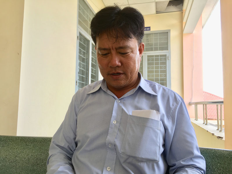 Ông Nguyễn Ngọc Thanh Phương hiện là Chủ tịch UBND xã An Nhật Tân. Ông cho biết, hiện ở xã có ba người phải bỏ xứ ra đi vì vỡ nợ sau khi trúng số. Ảnh: T.A. Trúng 42 tờ vé số, anh cửu vạn thành đại gia, mua biệt thự hàng nghìn m2