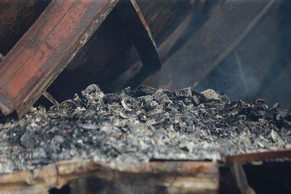 Vì sao nên cấm ăn thực phẩm nuôi trồng trong 1km sau vụ cháy nhà máy Rạng Đông? ảnh 2 Nhiều hàng hoá bị thiêu rụi.