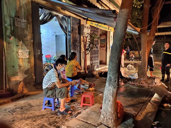 Vì sao nên cấm ăn thực phẩm nuôi trồng trong 1km sau vụ cháy nhà máy Rạng Đông? ảnh 4 Ông Thịnh cho rằng việc hít khí thải là hoá chất rất độc hại cho sức khoẻ người dân.