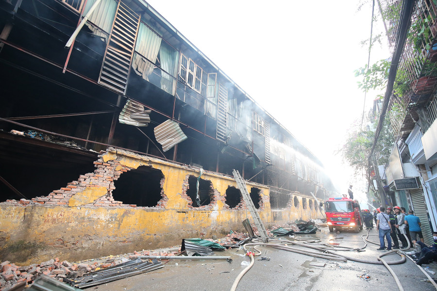 Đến sáng sớm 29/8 đám cháy đã được dập tắt hoàn toàn Đến sáng sớm 29/8 đám cháy đã được dập tắt hoàn toàn