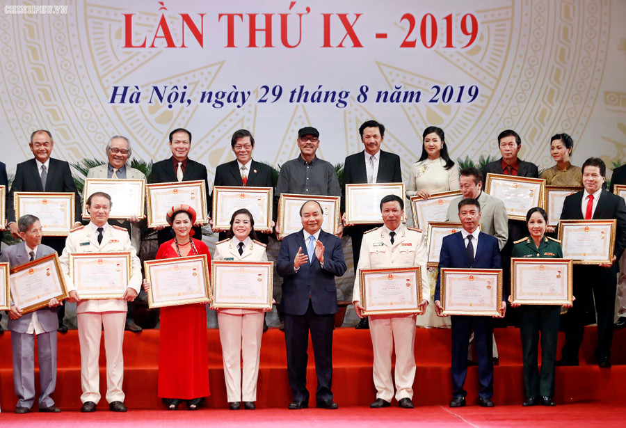 Thủ tướng Nguyễn Xuân Phúc trao tặng danh hiệu và chúc mừng các NSND