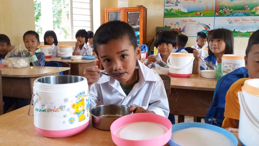 Giờ ăn trưa của HS Trường Tiểu học Hướng Phùng (Hướng Hóa, Quảng Trị) được phụ huynh chuẩn bị với cặp lồng cơm do nhà hảo tâm tài trợ