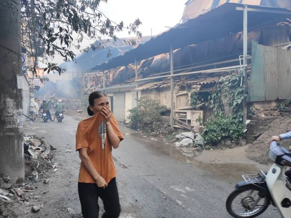 Vì sao nên cấm ăn thực phẩm nuôi trồng trong 1km sau vụ cháy nhà máy Rạng Đông? ảnh 1 Người dân khó thở khi đi qua khu vực xảy ra cháy.