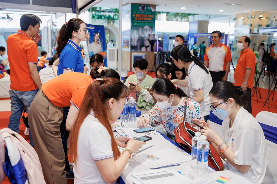 Sinh viên UEH tham gia phỏng vấn tuyển sinh tại một gian hàng.