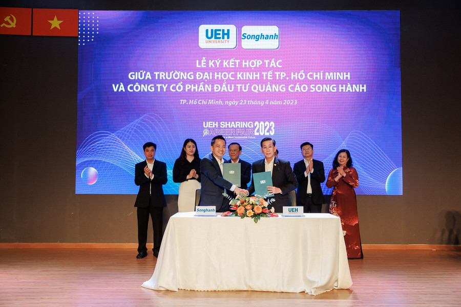 GS.TS. Sử Đình Thành - Hiệu trưởng UEH (phải) ký kết hợp tác với một doanh nghiệp. GS.TS. Sử Đình Thành - Hiệu trưởng UEH (phải) ký kết hợp tác với một doanh nghiệp.