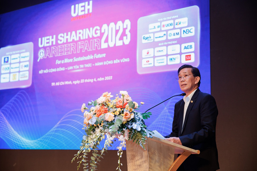 GS.TS. Sử Đình Thành - Hiệu trưởng UEH phát biểu tại chương trình. GS.TS. Sử Đình Thành - Hiệu trưởng UEH phát biểu tại chương trình.