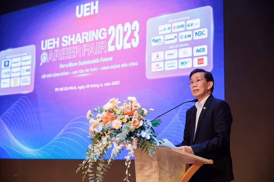 GS.TS. Sử Đình Thành - Hiệu trưởng UEH phát biểu tại chương trình.