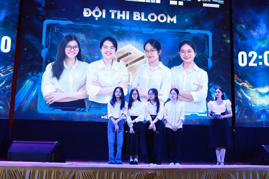 Đội chơi BLOOM của Trường ĐH Kinh tế, ĐHQG Hà Nội tham gia vòng chung kết cuộc thi "Meeting with PM 2024" tối 2/6.