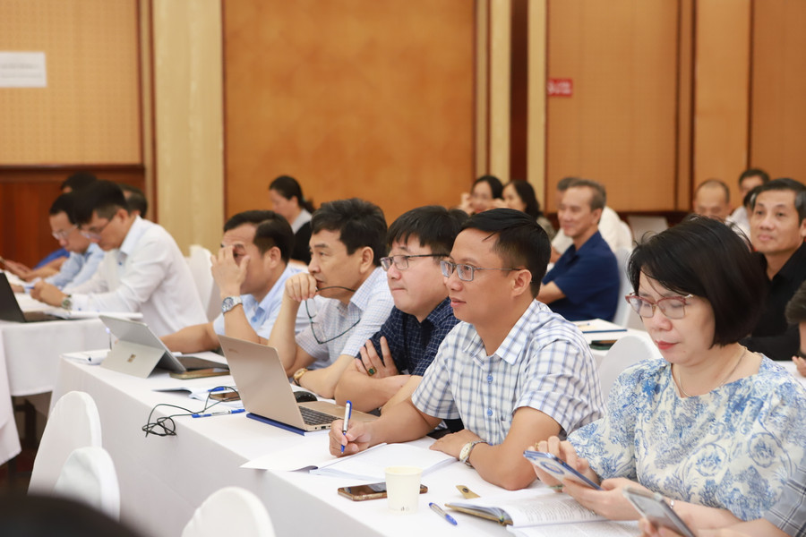 Đại biểu đến từ ngành Giáo dục các địa phương lắng nghe ý kiến tham luận tại hội nghị.