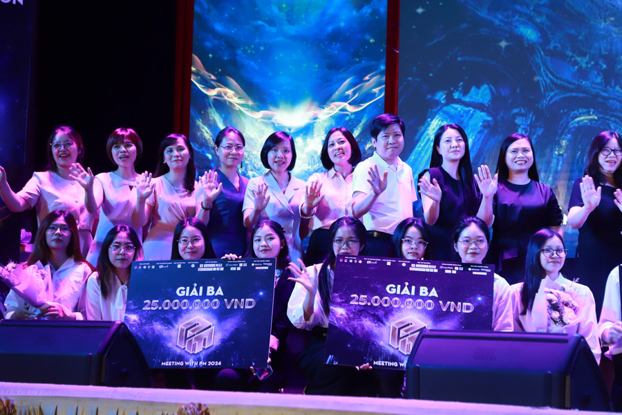 Các thầy cô chúc mừng các đội thi đã hoàn thành xuất sắc vòng chung kết cuộc thi. Các thầy cô chúc mừng các đội thi đã hoàn thành xuất sắc vòng chung kết cuộc thi.