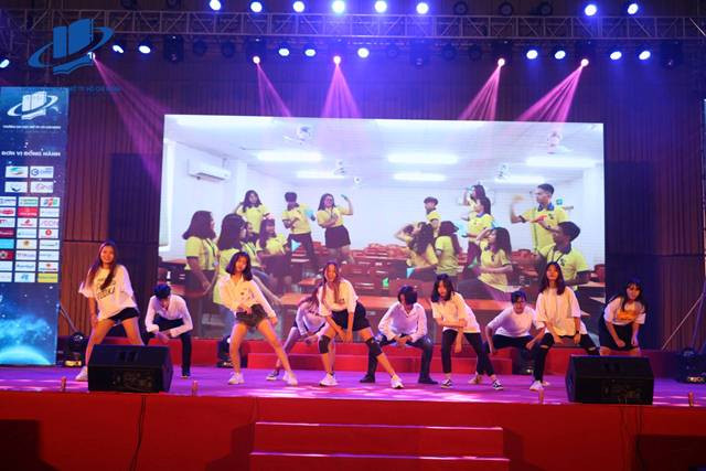 Một tiết mục văn nghệ của sinh viên Một tiết mục văn nghệ của sinh viên