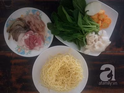 Bạn cần chuẩn bị những nguyên liệu sau cho món mì xào giòn hải sản: - 2 vắt mì trứng - 200gr mực đã được làm sạch - 200gr tôm đã bóc vỏ và làm sạch - 200gr thịt đùi heo - Rau: cải ngồng, nấm, cà rốt, hành tây.