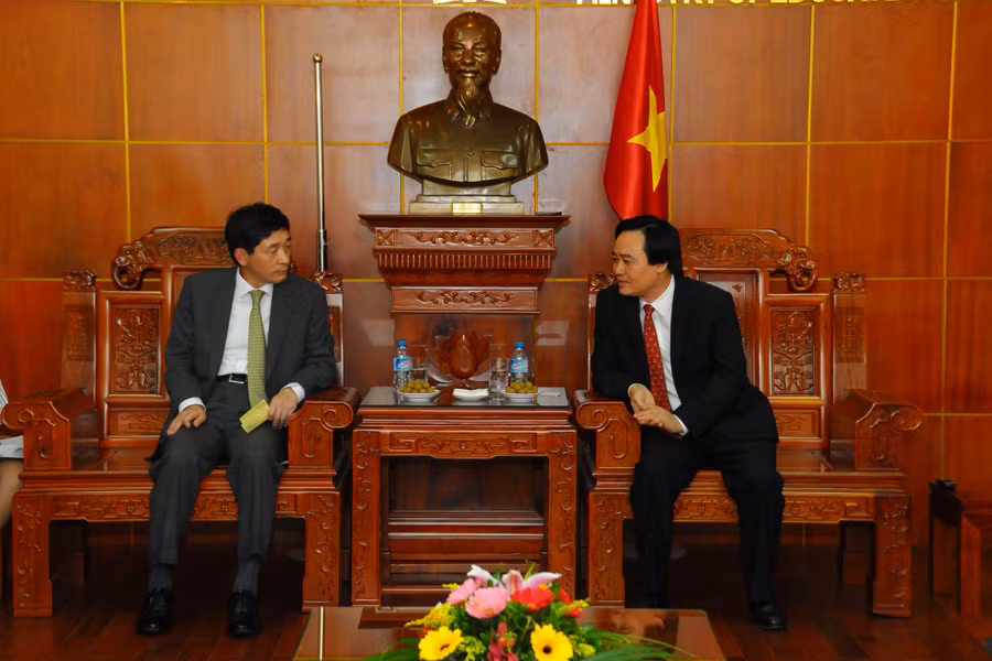 Bộ trưởng Phùng Xuân Nhạ (phải) thảo luận với Đại sứ Hàn Quốc Lee Hyuk về hợp tác GD-ĐT