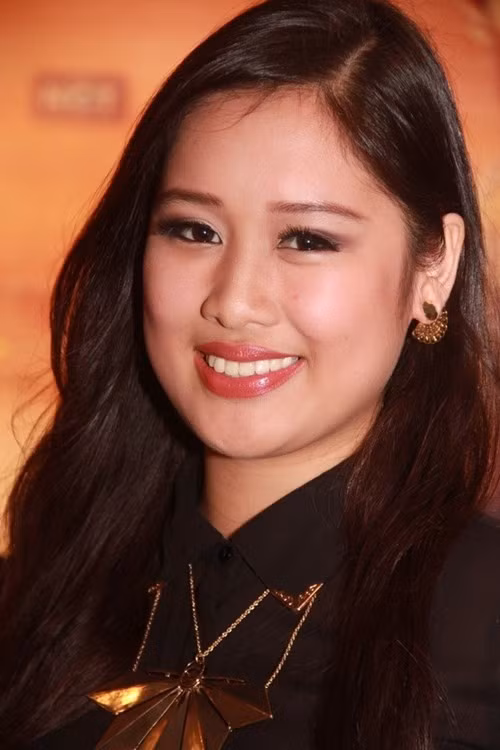 Hồng Châu - con gái Hồng Vân: Sở hữu chiều cao 1m79 và gương mặt ưa nhìn, Nguyễn Ngô Hồng Châu là con gái đầu lòng của danh hài Hồng Vân. Xí Ngầu là nickname dễ thương mọi người vẫn yêu mến gọi cô nàng 9X này. Con gái lớn xinh đẹp và sành mốt của nhà sao Việt