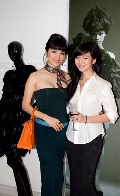 Sở hữu nhiều nét đẹp như gương mặt nhỏ, các nét dịu dàng và vóc dáng cân đối, song con gái của Giáng My lại chuộng phong cách đơn giản, kín đáo, đối lập với vẻ đẹp lộng lẫy, kiêu sa ở mẹ. Con gái lớn xinh đẹp và sành mốt của nhà sao Việt