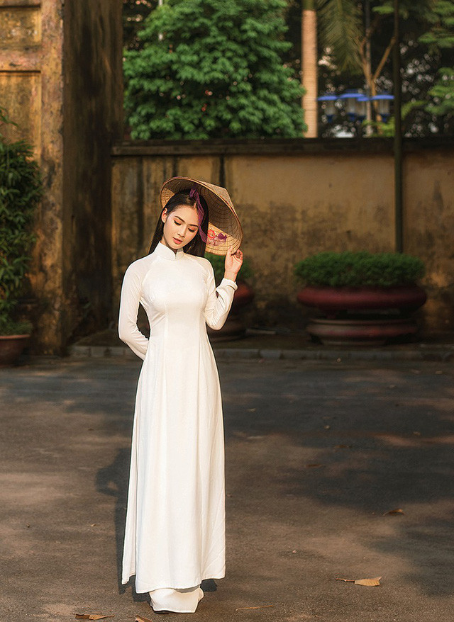  Nhiều người nói ngoại hình của Phương Anh có phần giống với hoa hậu Ngọc Hân và động viên cô tham gia các cuộc thi sắc đẹp. Nhưng cô gái xinh đẹp này muốn theo đuổi công việc tiếp viên hàng không để được đi đây đi đó. 