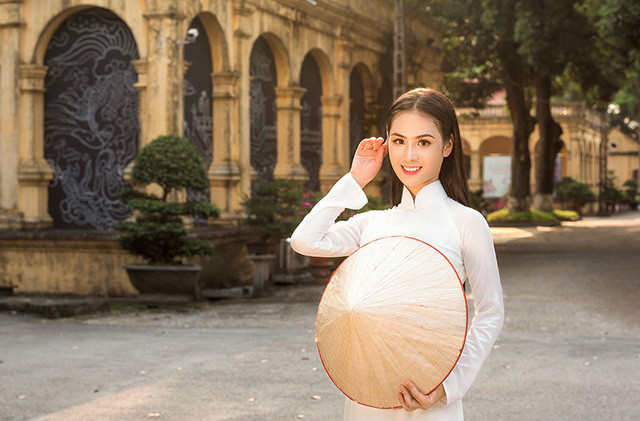  Phương Anh không chỉ xinh đẹp mà còn thành thạo nhiều môn nghệ thuật truyền thống như chơi đàn, vẽ tranh, cắm hoa... 