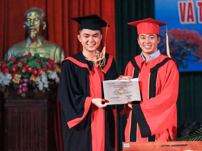 Nguyễn Minh Tuấn là cử nhân Luật học.