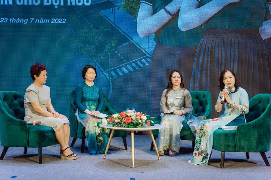 Khách mời và thành viên tích cực của Mạng lưới Quản lý giáo dục không biên giới chia sẻ tại Hội thảo