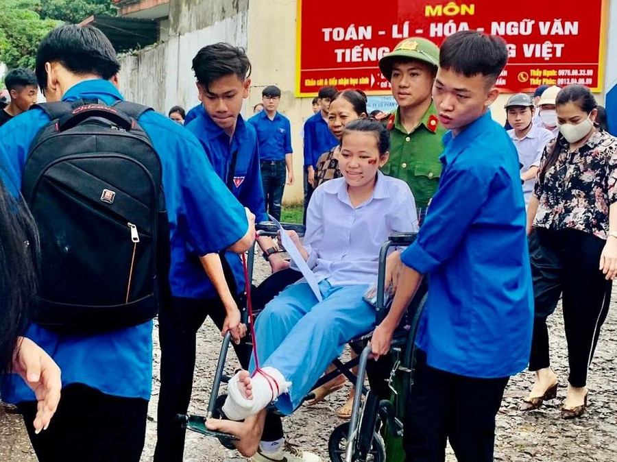 Sinh viên trường Đại học Kỹ thuật Công nghiệp tích cực tham gia chương trình tiếp sức mùa thi năm 2022