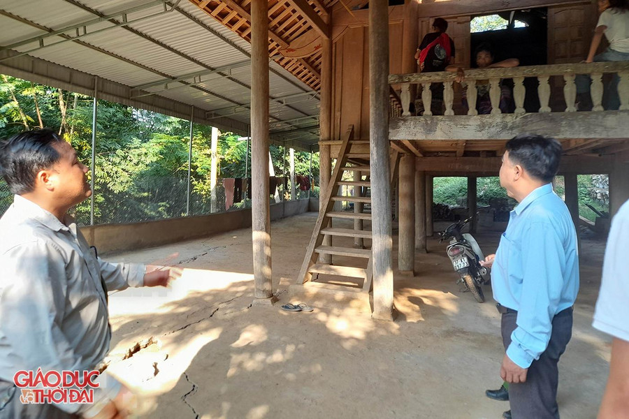 Vết rạn nứt kéo dài hàng trăm mét làm ảnh hưởng đến 11 hộ dân bản Huồi Thợ, xã Hữu Kiệm. Vết rạn nứt kéo dài hàng trăm mét làm ảnh hưởng đến 11 hộ dân bản Huồi Thợ, xã Hữu Kiệm.