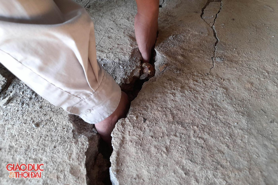 Vết nứt rộng từ 10-20cm, sâu từ 80-200cm. Vết nứt rộng từ 10-20cm, sâu từ 80-200cm.