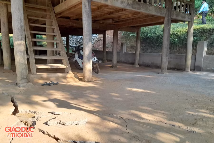 Vết nứt chạy dưới chân cột nhà sàn, nếu không được di dời sớm sẽ có nguy cơ đổ sập.
