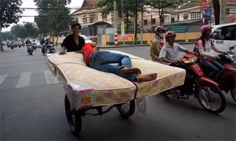  “Còn đây là người đẹp ngủ giữa đường“.