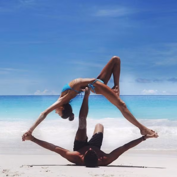 Chàng trai mặc bikini bắt chước đủ tư thế của người yêu hình ảnh 11 chang trai mac bikini bat chuoc du tu the cua nguoi yeu hinh anh 11