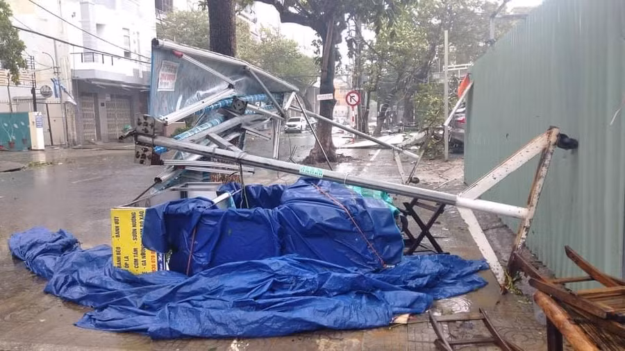 Đà Nẵng: Nước biển tràn bờ, cây cối đổ rạp trong bão ảnh 7