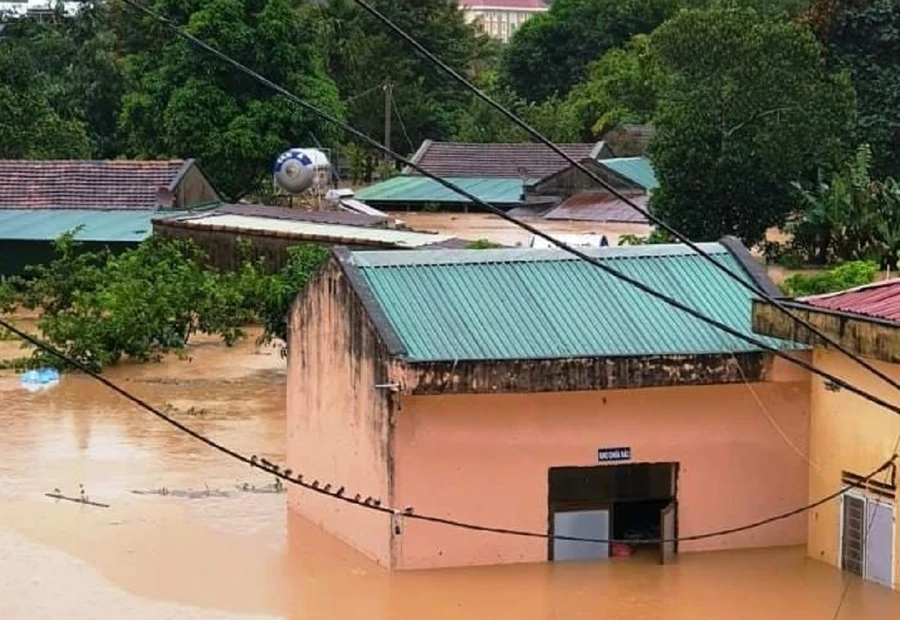 Mưa lớn, nhiều nhà dân bị nhấn chìm trong biển nước.