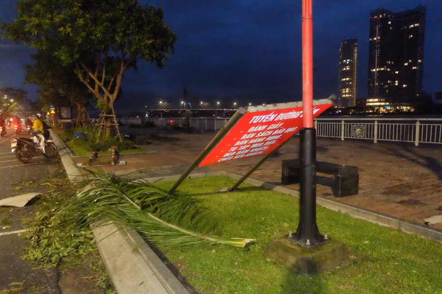 Bảng hiệu trên đường Bạch Đằng.