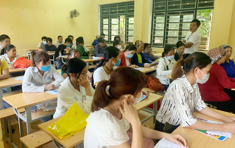 Giới thiệu đào tạo nghề và việc làm cho lao động ở nông thôn tại ngày hội việc làm huyện Phú Lương.