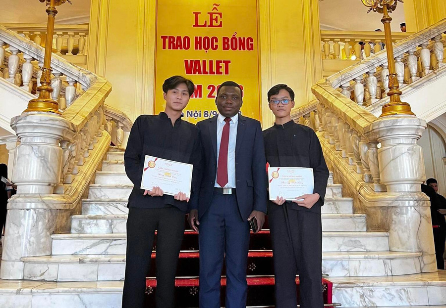 Học bổng danh giá giúp các em học sinh được tiếp cận điều kiện học tập tốt hơn.