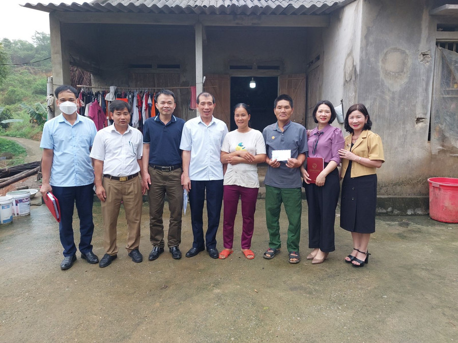 Động viên học viên quyết tâm vượt khó tham gia lớp xoá mù chữ