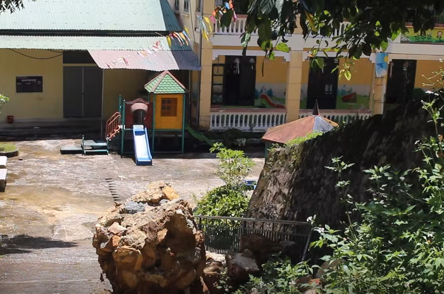 Đá lăn xuống ngay lối đi vào trường.