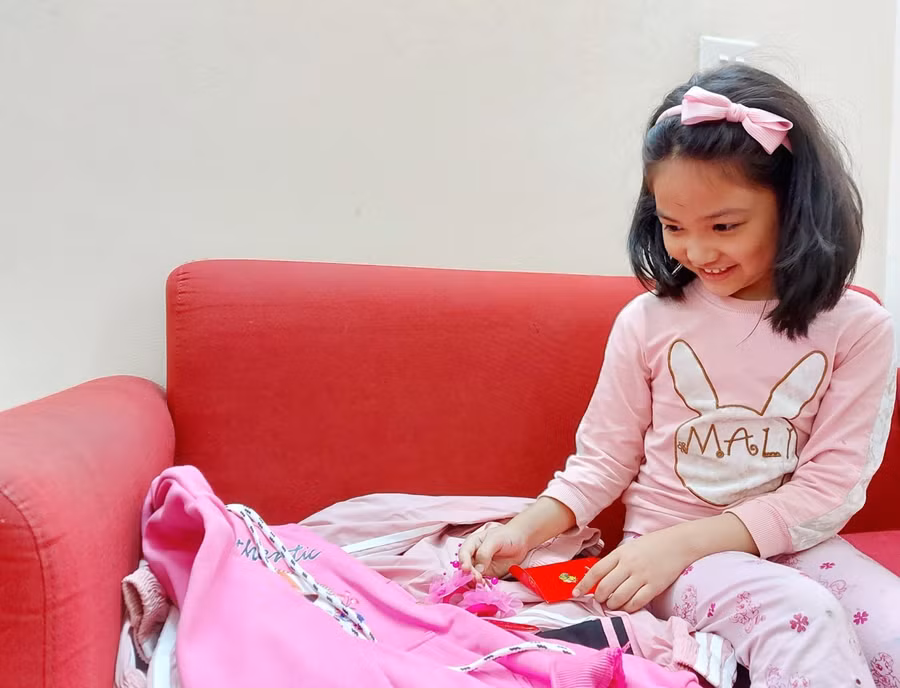 Bé Thụy Phương (con gái chị Lữ Mai) Tết này không về quê nhưng vẫn có quà từ ông bà. (Ảnh: NVCC)