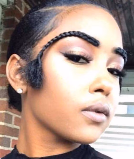 Với tạo hình này, bạn sẽ có đuôi lông mày lủng lẳng như bím tóc