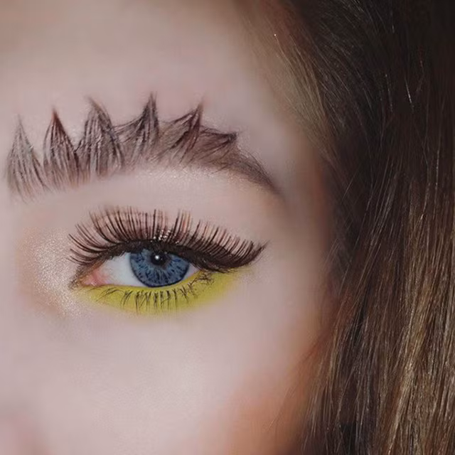 Lông mày được chải thành những hình tam giác giống như gai trên lưng rồng