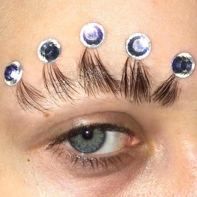 Xu hướng lông mày vương miện được khởi xướng bởi một cô gái 18 tuổi