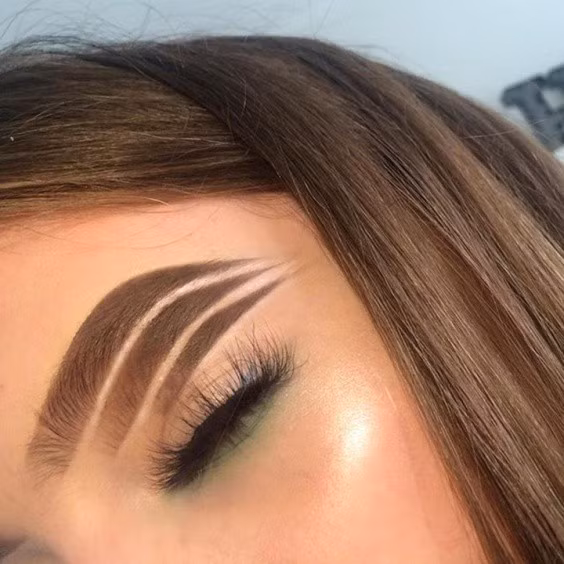 Các hàng lông mày có độ dài khác nhau