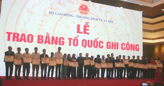 Trao bằng Tổ quốc ghi công cho thân nhân liệt sĩ