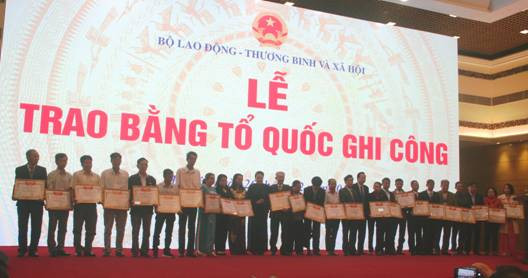 Trao bằng Tổ quốc ghi công cho thân nhân liệt sĩ