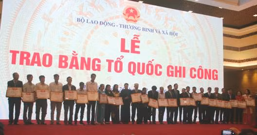 Trao bằng Tổ quốc ghi công cho thân nhân liệt sĩ