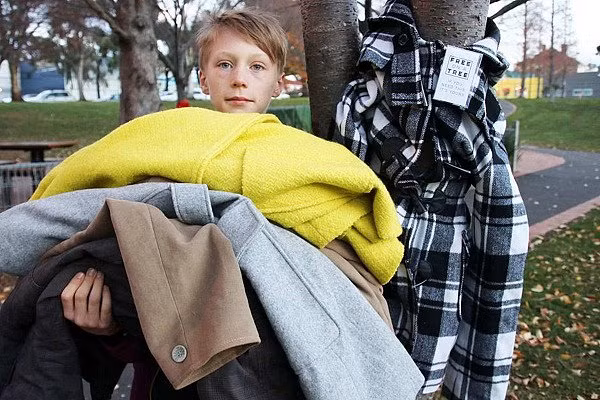Cậu bé 10 tuổi và câu chuyện đáng nể phục về những chiếc áo ấm được treo lên cây - Hình 1