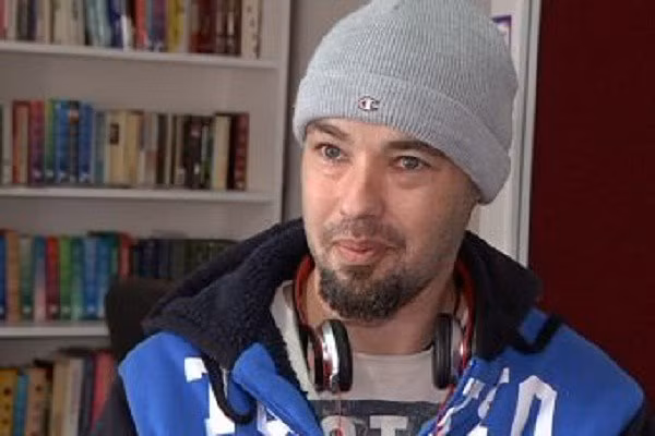 Cậu bé 10 tuổi và câu chuyện đáng nể phục về những chiếc áo ấm được treo lên cây - Hình 4