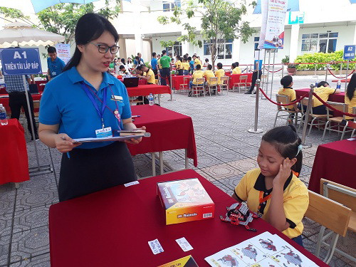 Trong khi các bạn nam còn đang loay hoay lắp ráp, thì Trần Bảo Diệp, học sinh lớp 1 trường tiểu học An Bình, Q.2, TPHCM đã lắp ráp xong chú robot rùa của mình. Trong khi các bạn nam còn đang loay hoay lắp ráp, thì Trần Bảo Diệp, học sinh lớp 1 trường tiểu học An Bình, Q.2, TPHCM đã lắp ráp xong chú robot rùa của mình.