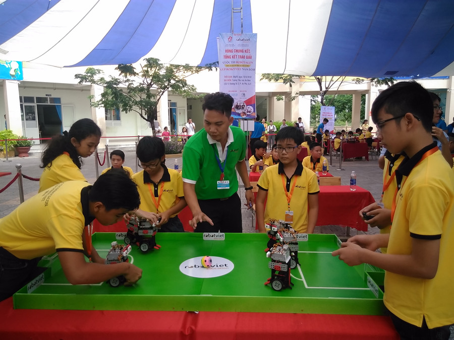 Các thí sinh đang chuẩn bị phần thi robot đá bóng. Các thí sinh đang chuẩn bị phần thi robot đá bóng.