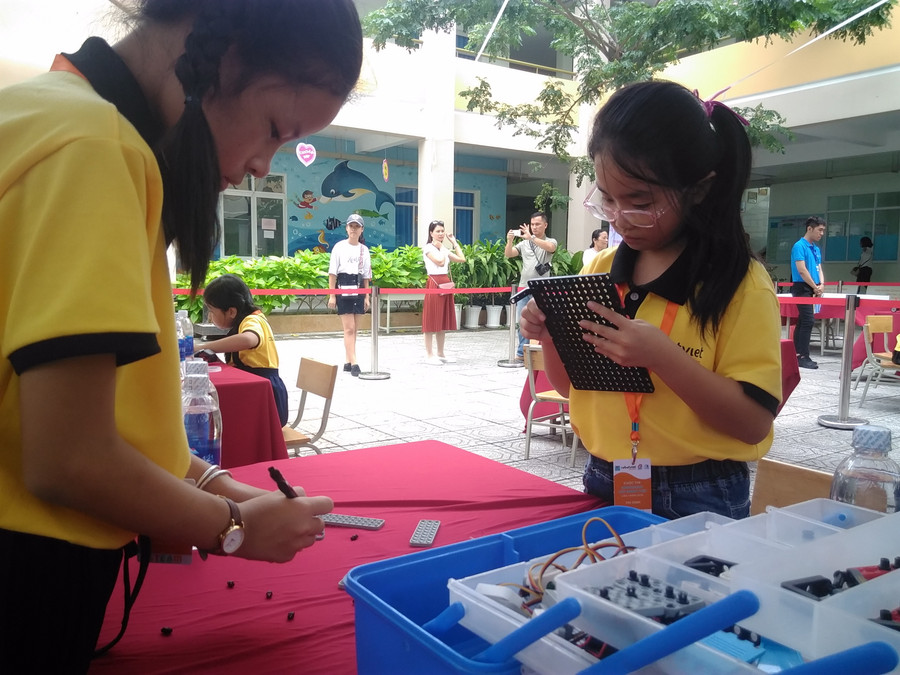 Hai bạn học sinh trường tiểu học Dạ Lê, huyện Hương Thủy, tỉnh Thừa Thiên Huế, đang tỉ mỉ lắp ghép những chi tiết đầu tiên cho thiết kế “robot dọn rác tự động”. Hai bạn học sinh trường tiểu học Dạ Lê, huyện Hương Thủy, tỉnh Thừa Thiên Huế, đang tỉ mỉ lắp ghép những chi tiết đầu tiên cho thiết kế “robot dọn rác tự động”.