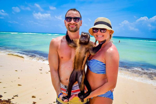 Chụp ảnh phải cười tươi lên chứ.